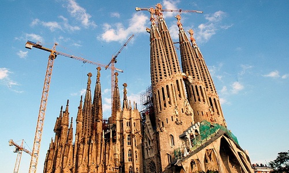 Nhà thờ Sagrada Familia (Barcelona) là một trong những công trình "khó hiểu" nhất trên thế giới, do kiến trúc sư đại tài Antoni Gaudi thiết kế.